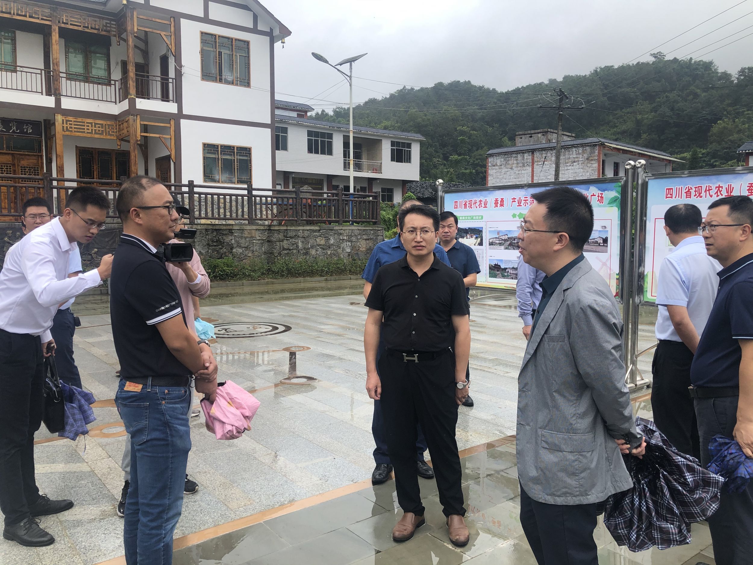 蔡总陪同叶盛书记考察调研底洞升省级农业（蚕桑）产业园